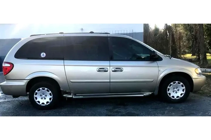 $5225 : 2004 Town & Country image 3
