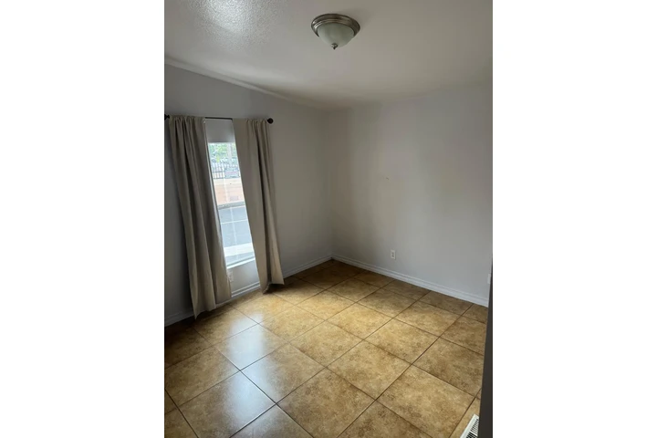 $1100 : Rento cuarto en Anaheim image 5
