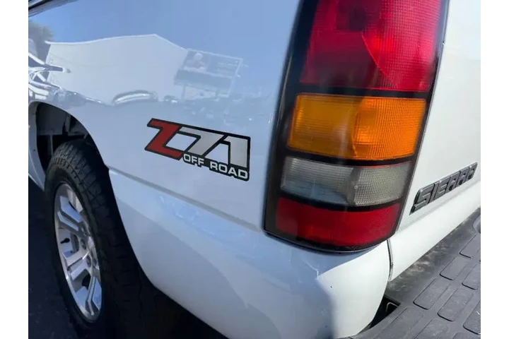 $11900 : 2005 GMC Sierra 1500 SLE image 8