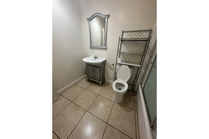 $800 : Cuarto de renta MLK y Avalon. image 8