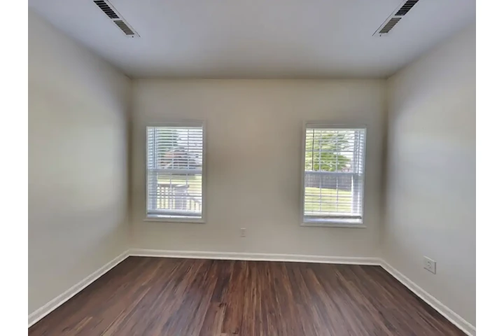 $2501 : Spacious & Modern 3-Bedroom image 10