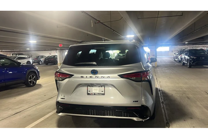 Toyota Sienna image 5