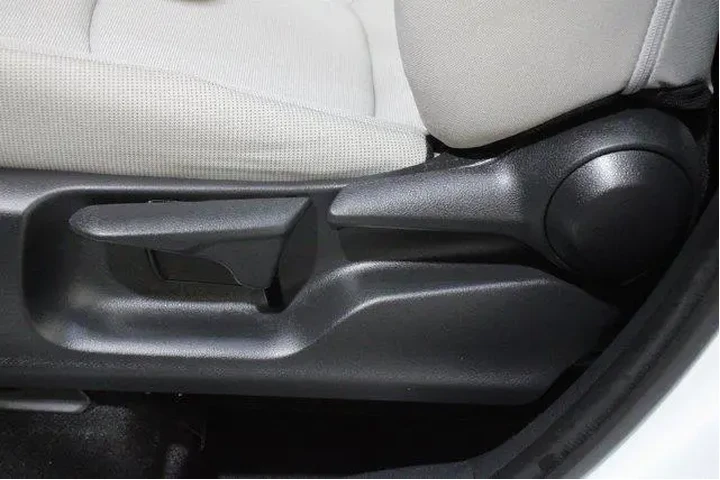 $27998 : Toyota Corolla Cross 2024 L image 4