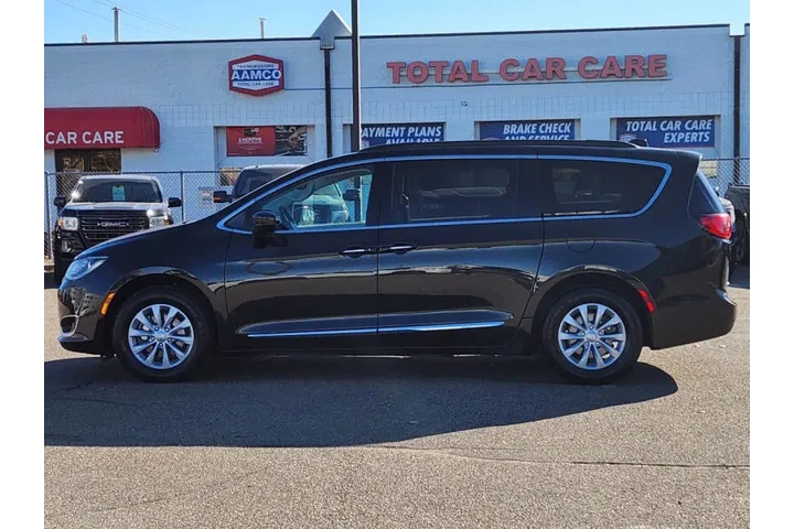 $11475 : 2017 Pacifica Touring-L image 4