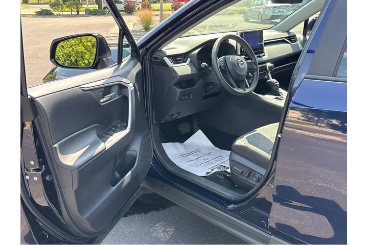 $35000 : Gold Certified2024 RAV4 XLE image 2