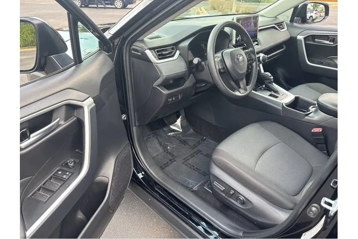 $31997 : Gold Certified2025 RAV4 XLE image 2