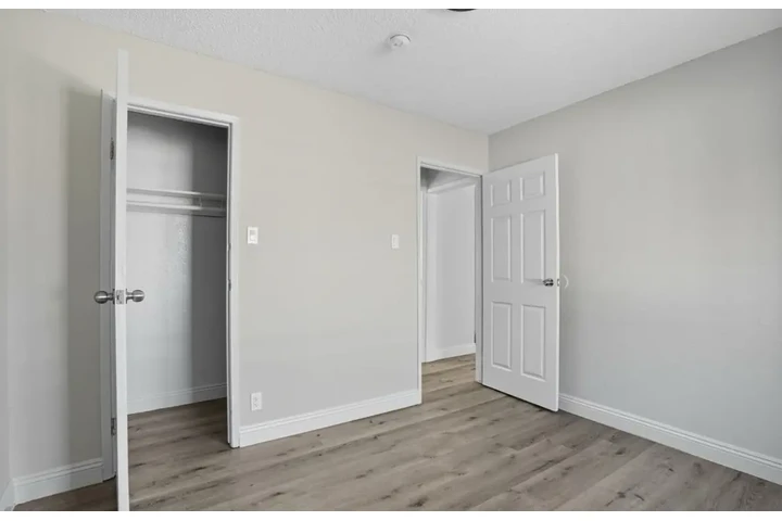 $2000 : 2 Bedroom Apt Available in LA image 4