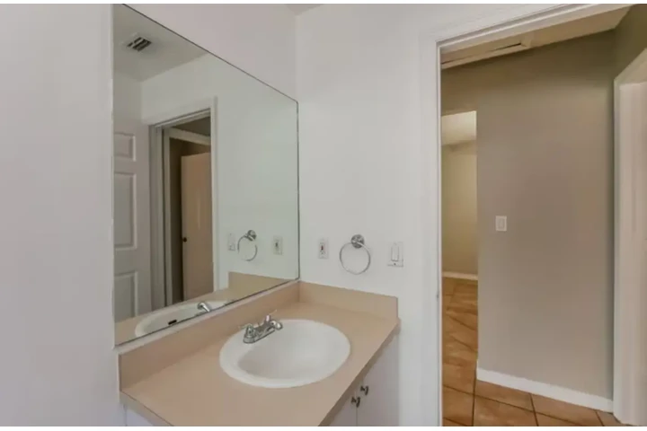 $2400 : 2 Bed 2 Bath Home in Miami FL image 9
