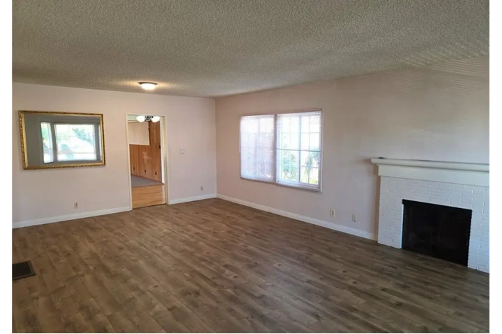 $2480 : 3 Bedroom 2Bath House in LA image 3