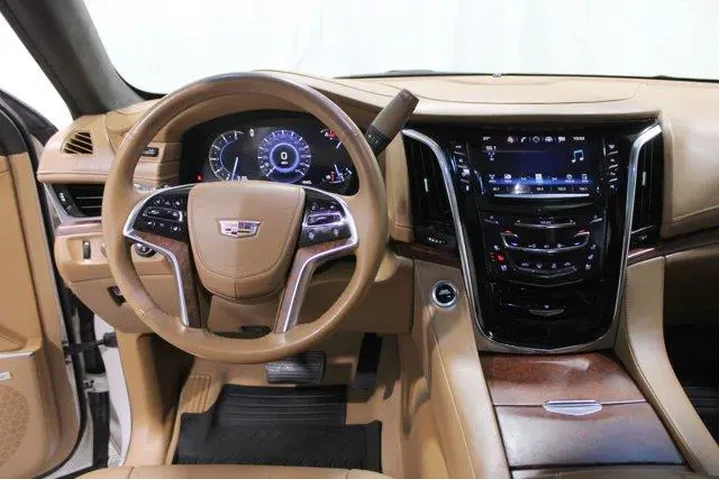 $31982 : Cadillac Escalade 2017 4x4 P image 2