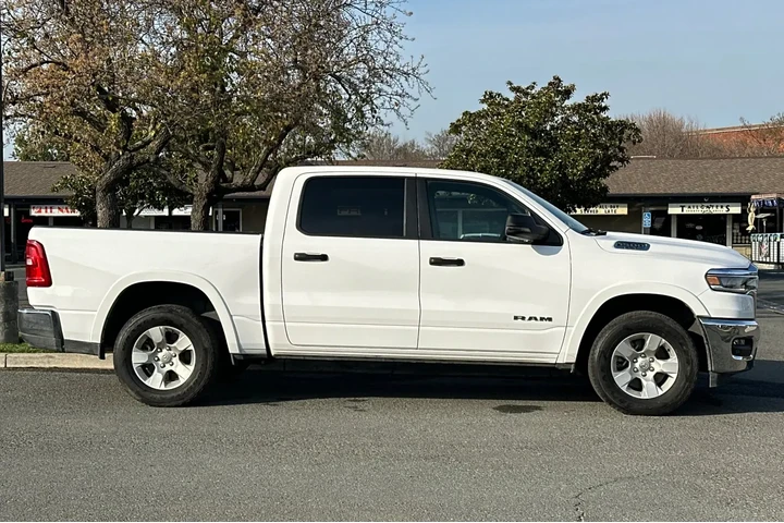 $38252 : Ram 1500 2025 4x4 Big Horn 4 image 7