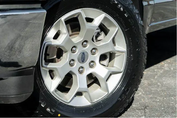 $37863 : Ford F-150 2023 4x4 XLT 4dr image 2