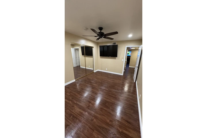 $950 : Cuarto de renta image 2