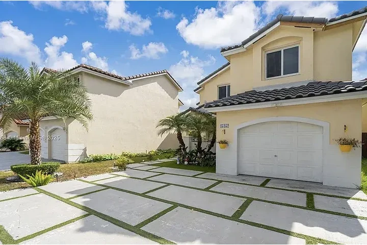 $2560 : HOUSE AVAILABLE IN MIAMI FL image 6