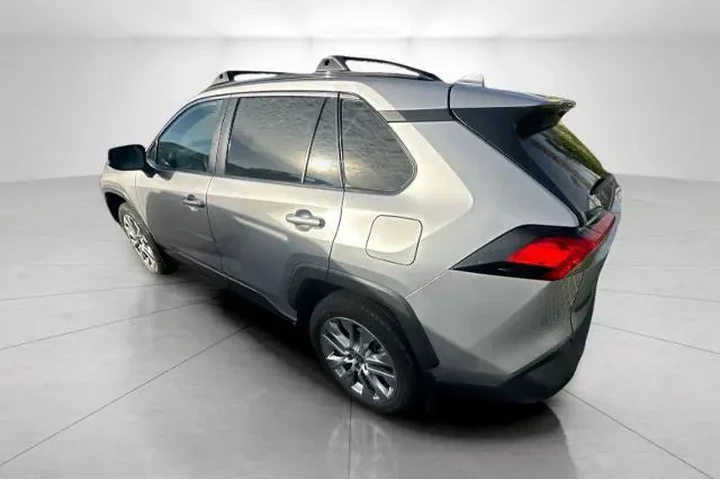 $31995 : Toyota RAV4 2024 AWD XLE Pre image 3