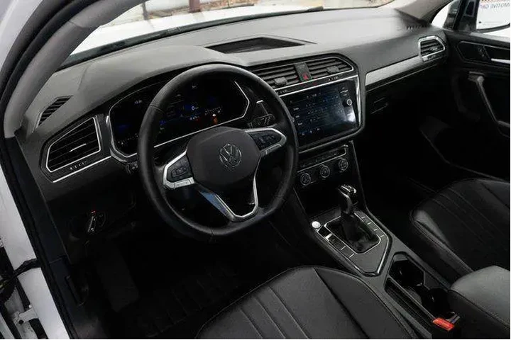 $23590 : Volkswagen Tiguan 2024 Wolfs image 3