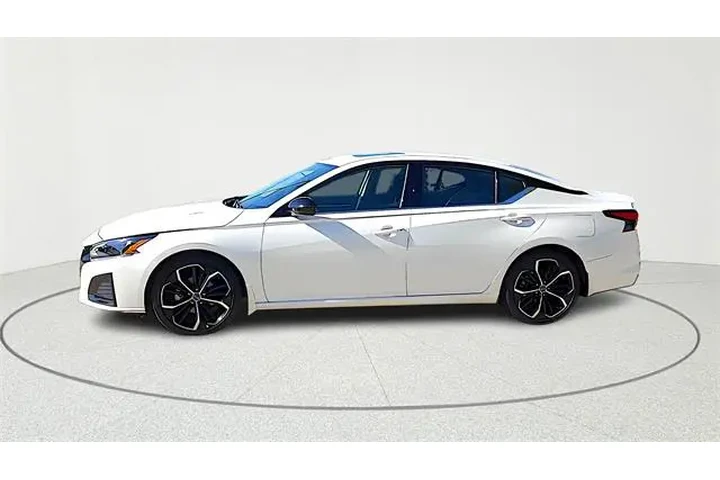 $23442 : Nissan Altima 2024 2.5 SR 4d image 4