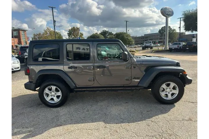 $27990 : Jeep Wrangler Unlimited 2021 image 4