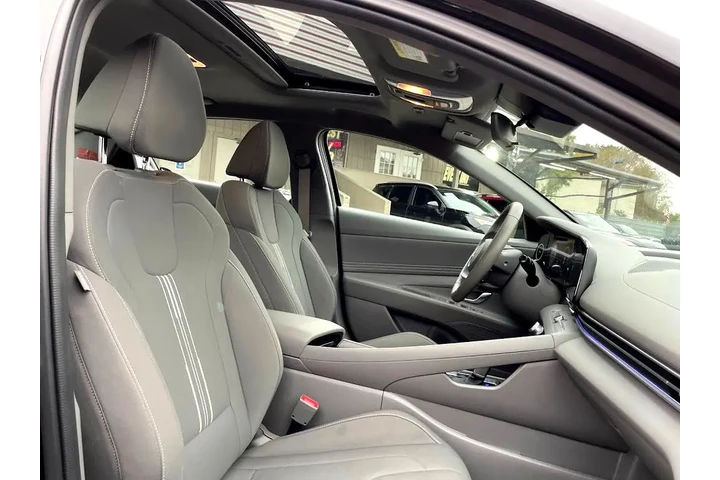 2024 Elantra SEL image 10
