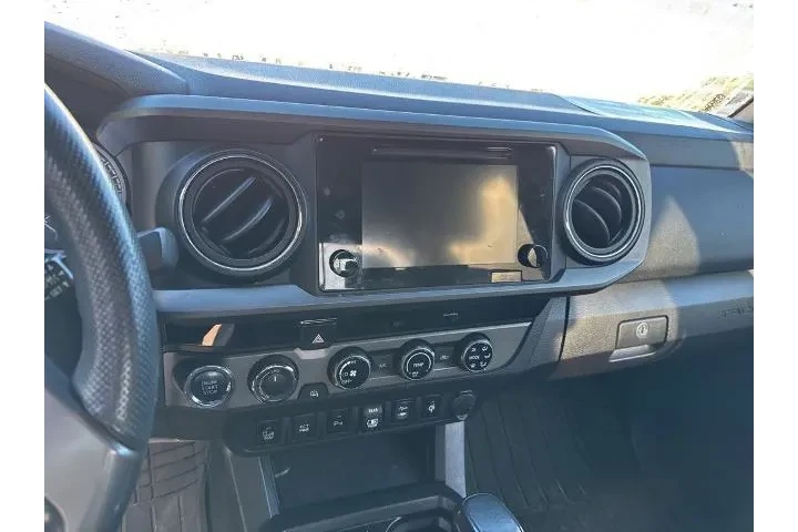 $31244 : Toyota Tacoma 2018 4x4 TRD P image 9