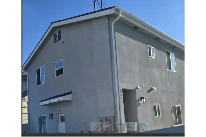 $3500 : LARGE 3 BED, 4 BA, APT. image 3