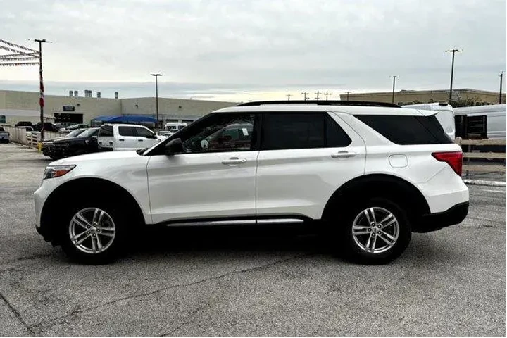 $28477 : Ford Explorer 2022 AWD XLT 4 image 4