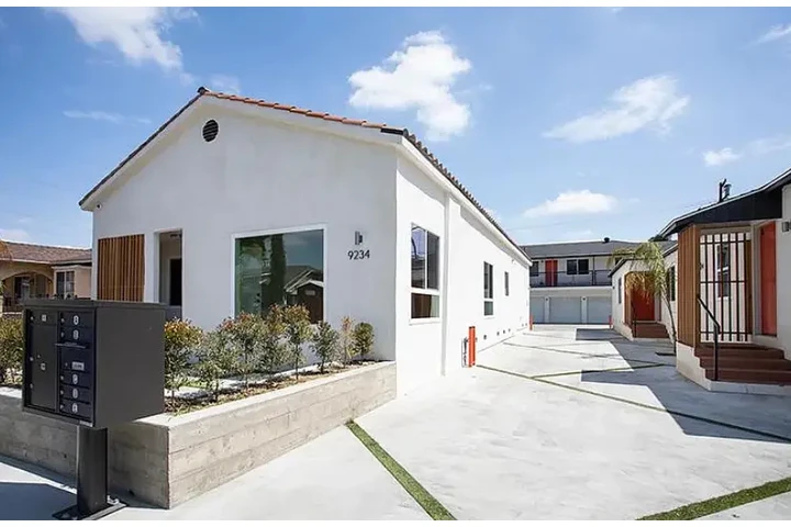$2600 : Modern Living in the Heart image 1
