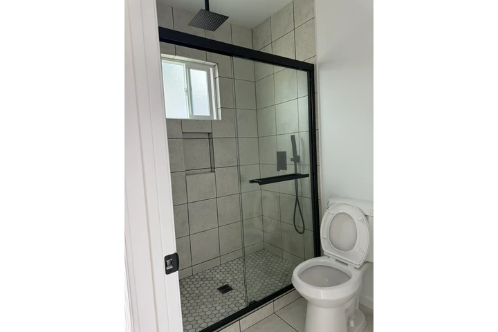 $2200 : Se renta Unidad/casa de atras image 5