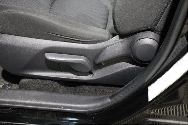 $27756 : Toyota RAV4 2024 AWD LE 4dr image 5