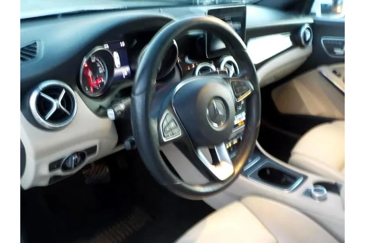 $13476 : 2018 CLA 250 image 10