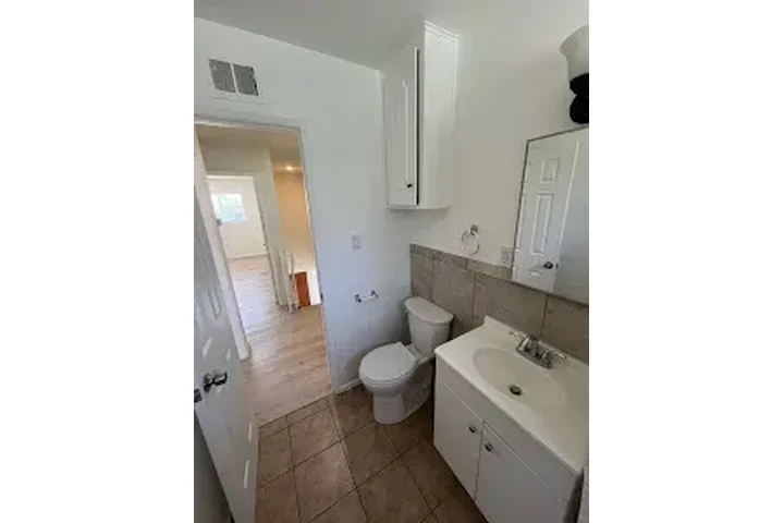 $2500 : CUDAHY SE RENTA APTO image 3