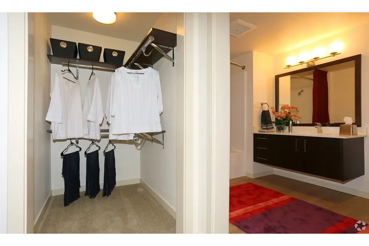 $2500 : MODERN  1 BEDROOM APARTMENT image 9