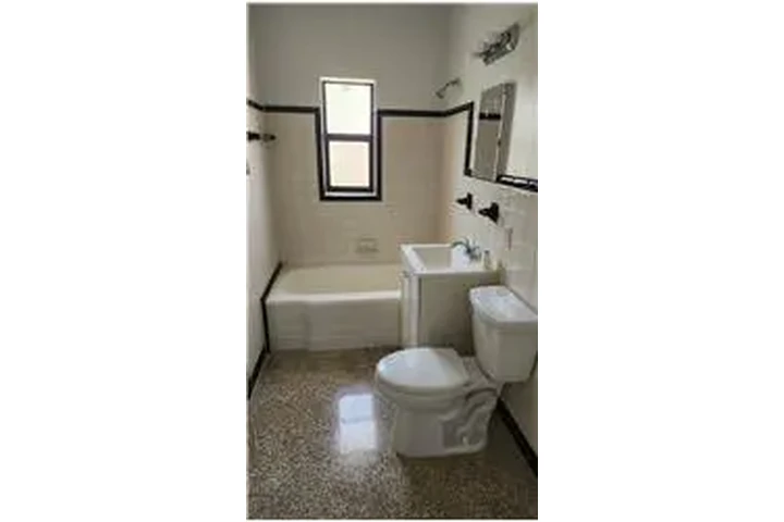 $1350 : Rental property with 1 bedro image 3