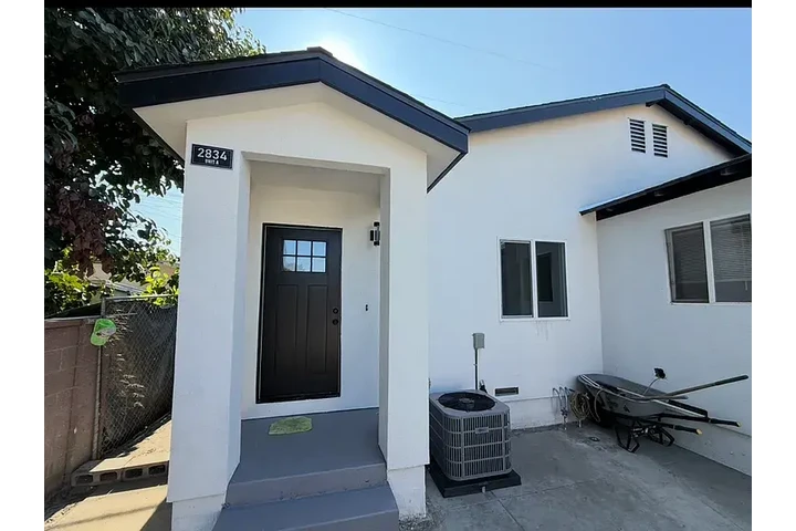 $2000 : Spacious  2bd 1ba @ Huntingt image 2