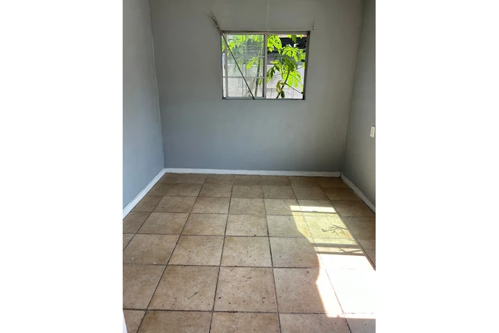 $650 : Se renta recamara image 2