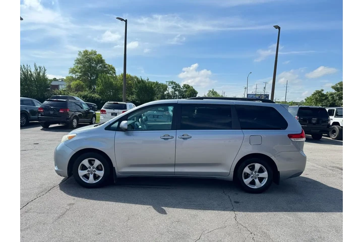 $4980 : 2011 Sienna LE image 5