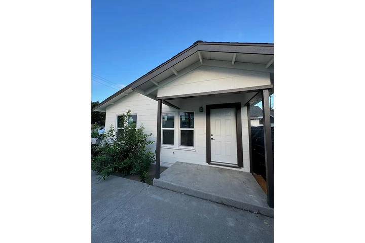 $900 : This well-maintained 2-bedroom image 3
