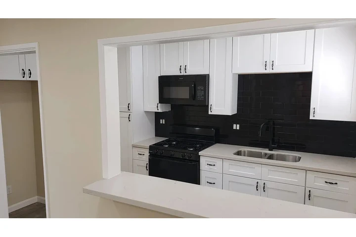 $850 : Spacious Cozy Studio Available image 4