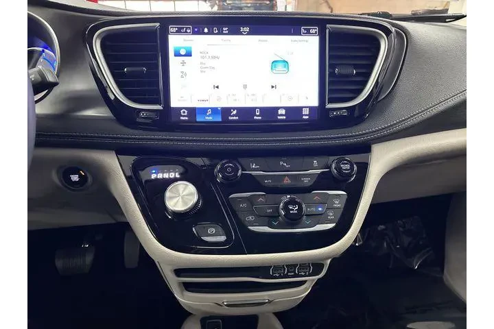 $27295 : Chrysler Pacifica Plug-In Hy image 8