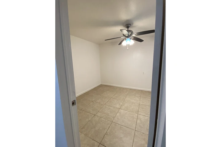 $750 : Se renta recámara en Fontana image 6