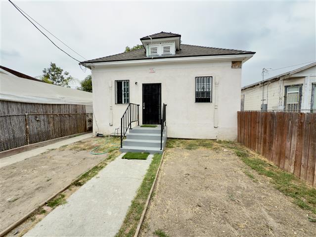 $2600 : 637 E 111th Pl. LA. CA image 1