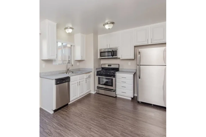 $2699 : HUGE 2BD - WESTERLY SHORES image 3