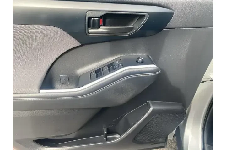 $28129 : Toyota Highlander 2021 AWD L image 10