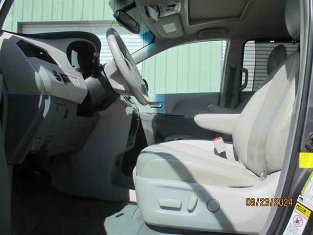 $14895 : 2013 Sienna image 9