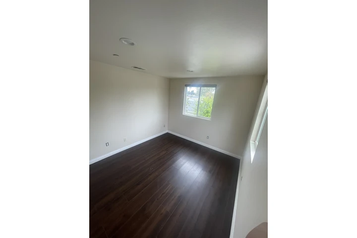 $800 : Alameda & century image 2