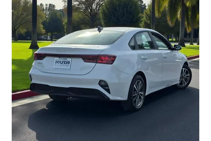 $17900 : Kia Forte 2024 LXS 4dr Sedan image 5