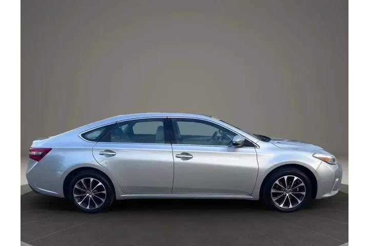 $15900 : 2018 Avalon Limited image 8