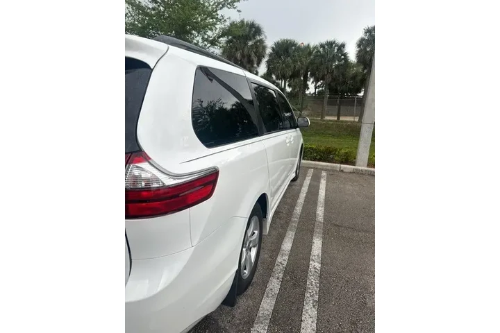 $25990 : Toyota Sienna 2020 LE 7-Pass image 4