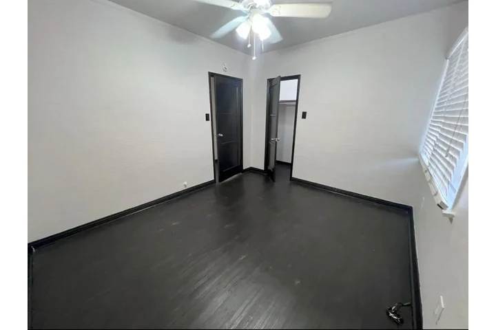 $1100 : Green Yard House image 6