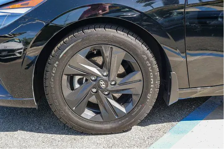 $21000 : Hyundai ELANTRA Hybrid 2023 image 10